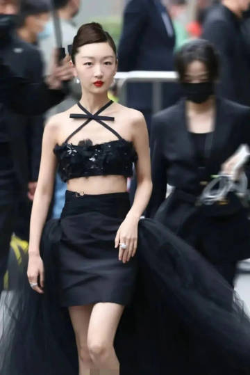 周冬雨还是穿合适的衣服吧，蝴蝶结抹胸是很美，可惜身材有点撑不起来啊！