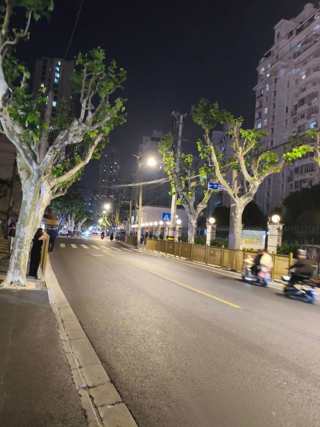 18岁小伙昵称叫早些睡，却长期通宵熬夜，永远没能和自己的昵称兑现承诺

一名18岁的小伙森森因长期熬夜突发猝死，他的社交账号名字就叫早些睡。据森森的双胞胎弟弟说，森森今年刚满18岁，身高一米八五，体重却只有112斤。此前他做过服务员，辞职后这一个多月里，大部分时间呆在家，作息颠倒，常常通宵刷视频、打