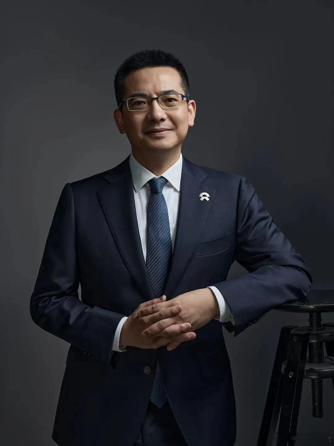 10月17日，蔚来联合创始人、总裁秦力洪透露，根据威尔森终端销量数据，2026年第三季度蔚来公司在中国市场的累计销量达11.1638万台。同期，宝马厂商含MINI品牌的销量为10.721万台，奔驰厂商含迈巴赫、Smart品牌的销量为99592台，奥迪厂商的销量为94597台，蔚来公司季度销量首次同时超越奔驰、宝马、奥迪 ​