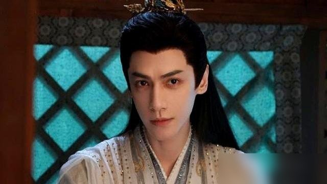 新剧招商只剩一个广告，罗云熙还在新加坡拿奖，机场200人接机，紫色花墙搭得跟婚礼现场似的。
37岁，被叫“型男”，他回一句：头衔而已，仅此而已。记者问性格，他说自己报喜不报忧，早些年也情绪化，也低谷，这几年心态挺好。
一边是市场用脚投票，广告商跑得只剩一家。一边是粉丝应援砸钱不手软，6月还要开巡