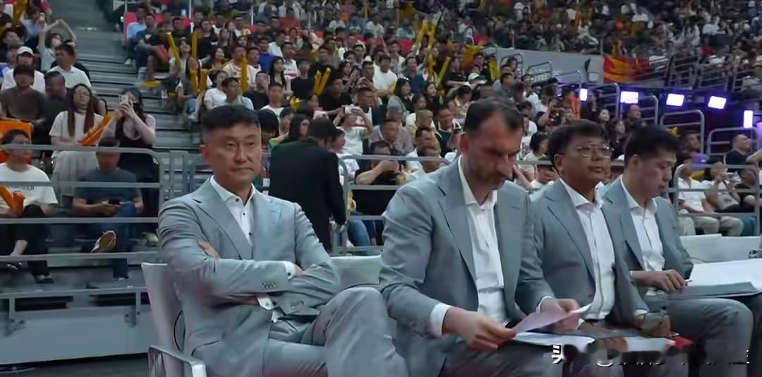 十一冠底蕴终会破局！   终场哨响，76:93的比分格外刺眼，CBA...