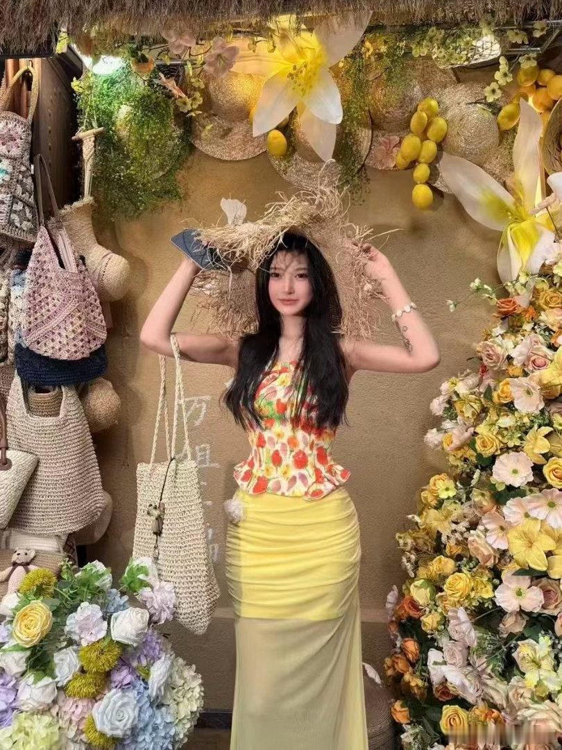 #鹿晗[超话]# 亲爱的姐姐，去音乐节穿这样的裙子会不会很冷呀，求给出出主意🥹🥹🥹 ​