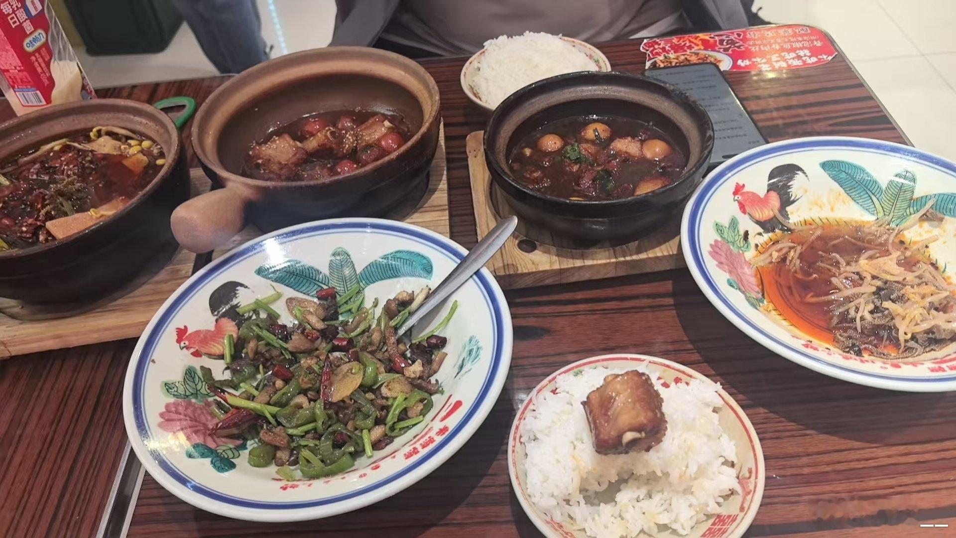 #杨幂[超话]##全网为杨幂推荐旅游地#海城三不炒大部分菜都好吃，全羊烧烤也还行 ​