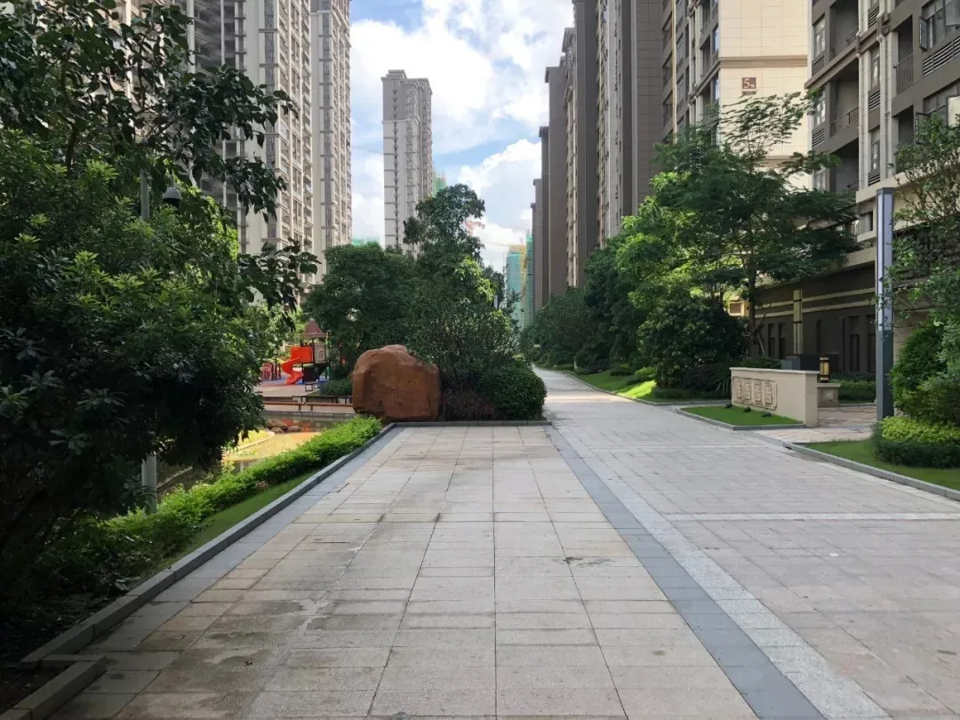 收房注意！这几笔钱不用交给开发商
新房交房，有些开发商会额外收燃气、水电开户费。
记住：新建商品房，初装费已经算进房价，不能单独再收。
维修基金、契税才是业主该交的，擦亮眼睛别被多收钱！
你们收房的时候遇到过额外收费吗？
 
买房