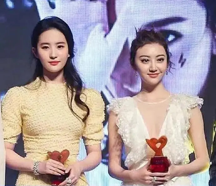 景甜之前真的好像一个大青蛙啊 ​