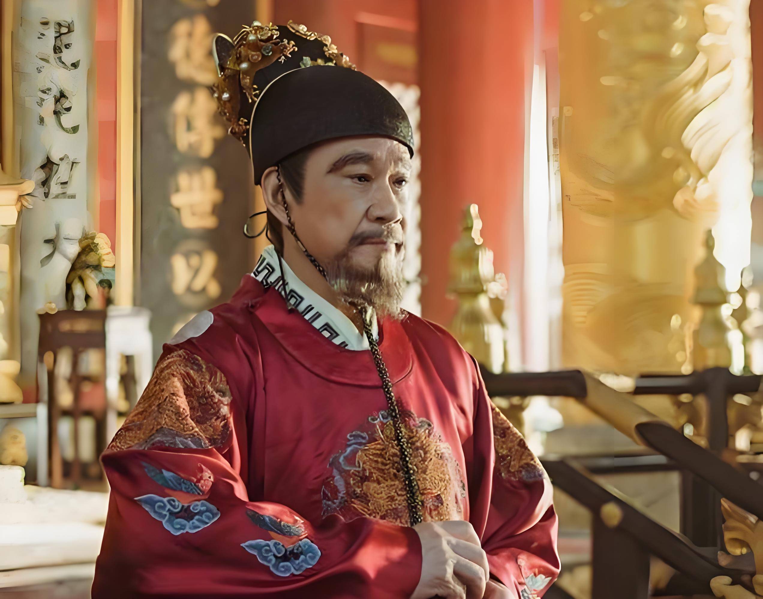 很多人翻看《明史》，总觉得燕王朱棣能登基，纯属是建文帝朱允炆太无能，外加朱棣运气太好。这其实把靖难之役看浅了，朱棣布下的，是一盘极度凶险、刀尖舔血的心理战险棋。

当时的大明是个什么格局？建文帝朱允炆坐拥全国百万大军，占据绝对正统，国库充盈。而朱棣呢？仅仅占据北平一隅之地，兵力不过数万，名不正言不顺