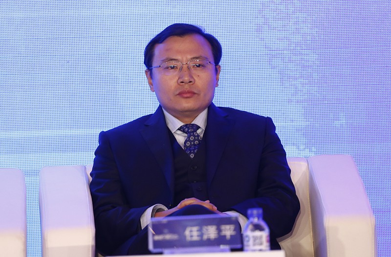 刚刷到消息，任泽平的“泽平宏观”公众号直接显示违规无法关注，连带关联的视频号也被禁关注，现在公众号搜都搜不到，只剩视频号还能搜到但点关注直接弹提示。
之前他和但斌因为A股行情隔空互怼快半个月，一个喊暴涨之后必有暴跌，套住就遥遥无期，一个拍板说持股过节、A股开盘即收盘，俩人连更内容的节奏都卡在10月1