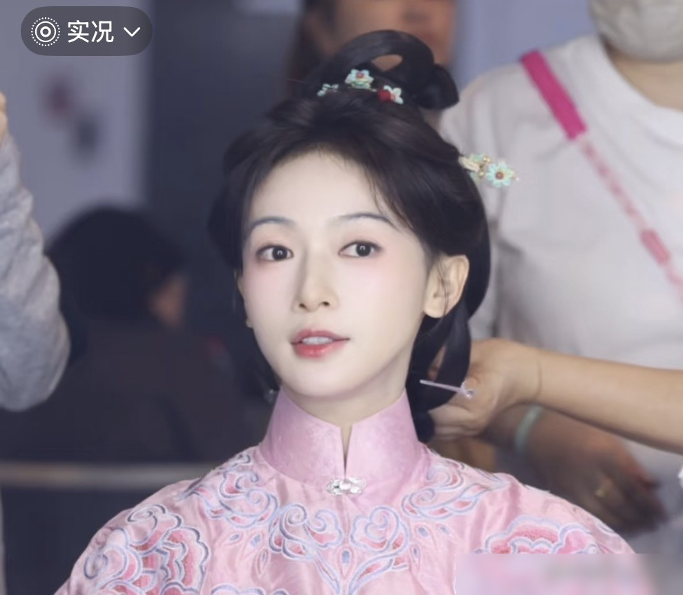 吴谨言生完孩子，脸上那点肉一回来，直接把行走的骷髅头这外号给干碎了。
早前拍《延禧攻略》那阵，瘦得颧骨支棱、眼窝发青，镜头怼脸都透着累。现在产后露面，下颌线还在，但苹果肌鼓起来了，胳膊也不像两根竹竿晃荡。
评论区最狠的一句：胖了反而像换了张脸，气色从土里长出来了。热搜挂到240万阅读，没人骂她身