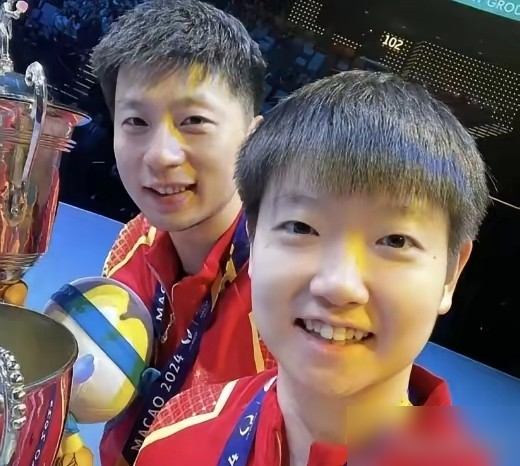 张本美和把国乒主力快赢了个遍，唯独在孙颖莎面前一场没赢过。
18岁，WTT冠军赛单赛季连拿重庆、横滨、澳门三站，上一个是孙颖莎。王曼昱、王艺迪、陈幸同、蒯曼，全输过她。
可她自己上日本节目说，孙颖莎几乎没有任何破绽，得分全靠对方失误。9月13日澳门夺冠后又补一句：跟她交手一直没赢过。
日乒主教