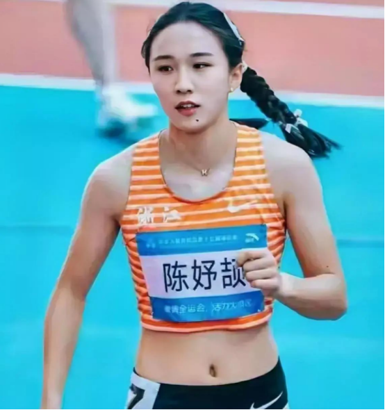17岁的“小孩姐”陈妤颉回到浙江宁波后，做的第一件事就是在家拿着自己的三金一银奖