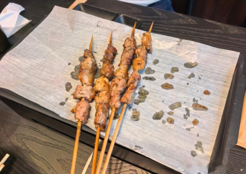 韩路烤串店让我明白，等位也有不同流派。
普通流派：站着看手机，时不时确认一下进度。
舒适流派：坐上日产大沙发，宽敞地靠着，顺便体验按摩。
吃饭是正事，舒服等待同样重要，这个沙发直接拉高等位体验。 
烧烤实测：羊肉串、羊肉筋、牛肋条推荐！主打原味，突出原生肉香。黑虎虾、生蚝扇贝食材新鲜 ​