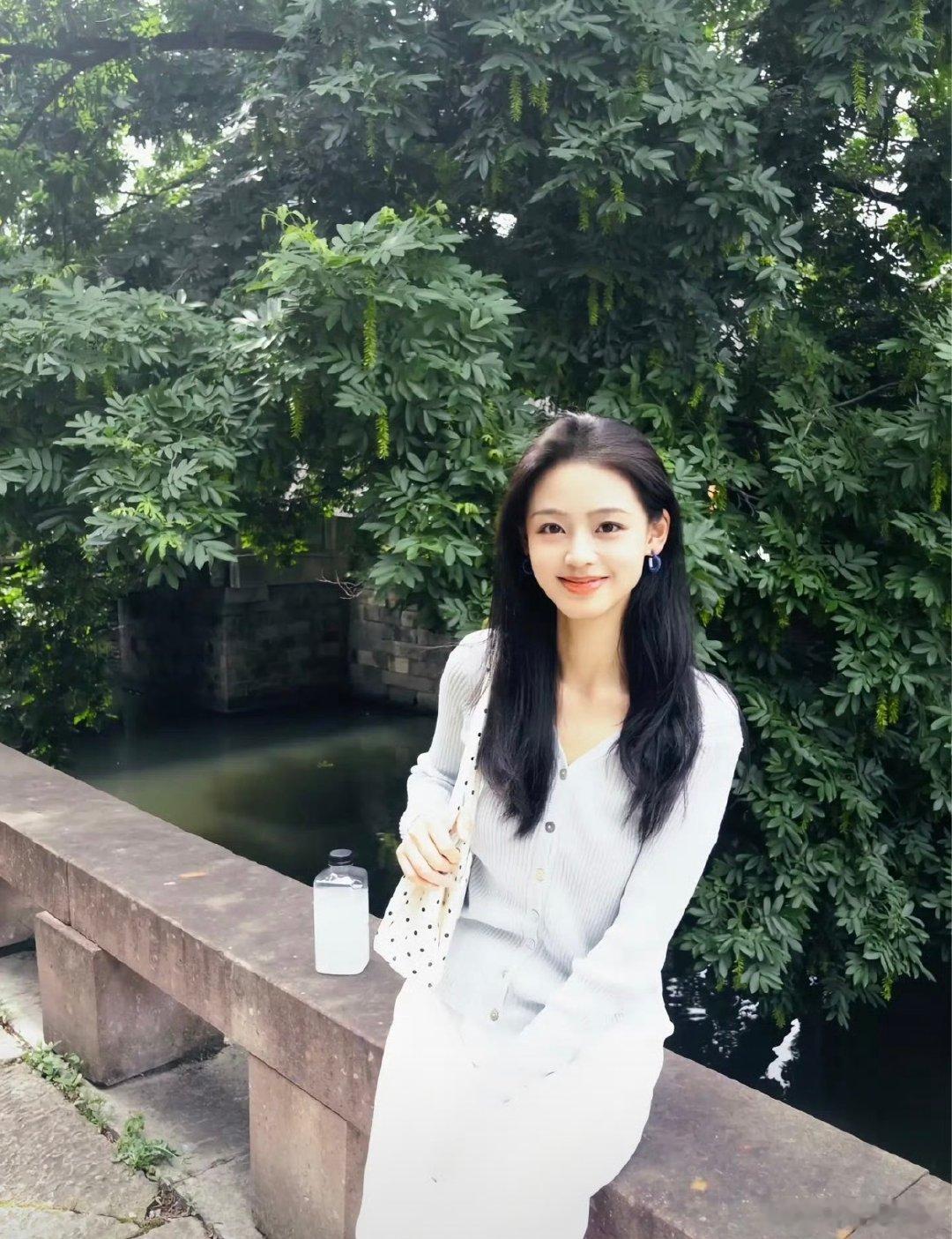 #王朱悦回应换脸争议##王朱悦是谁#

原著不是美艳大美女吗？都换脸了，就不能换个跟原著贴一点的脸上去吗[笑cry]虽然说这个女演员也算好看的，但是好像也没那么好看 ​