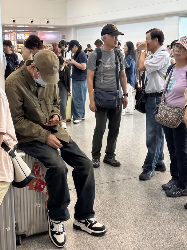 在义乌高铁站遇到的 感觉特别像于和伟 戴着帽子口罩墨镜 一直在路上猜到底是不是看于和伟ip最近也在浙江拍戏 没有拍到正脸 有没有人告诉我到底是不是[泪崩R]#偶遇#于和伟