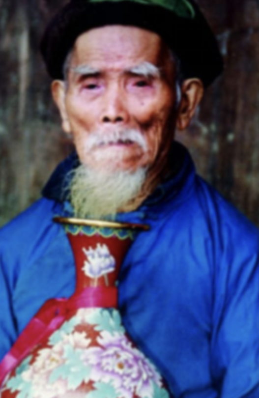 “中国长寿之王” 龚来发，一辈子没有娶妻活到了 133 岁，然而令人费解的是，他