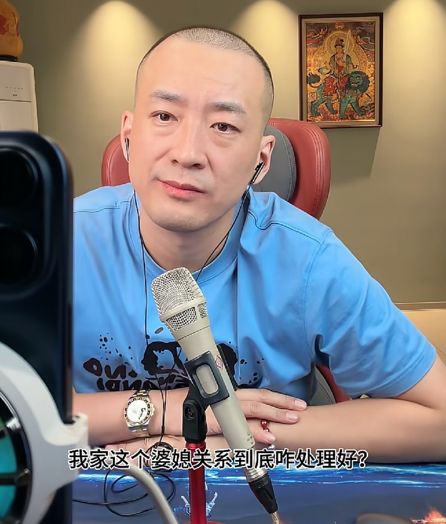真正相处好的婆媳关系，其实都靠这几点
 
很多家庭矛盾，多半都是婆媳关系没处明白。其实婆媳不用亲如母女，只要舒服相处，就是最好的状态。
 
婆媳本来就是没有血缘的陌生人，因为一个男人凑到一起。别强求掏心掏肺，也别处处较真挑剔。婆婆少管小两口的生活，儿媳少计较婆婆的习惯，互相包容、互不越界。
 
最关
