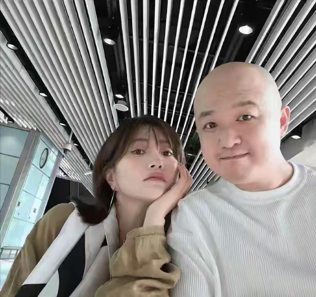总有人笑包文婧在镜头前把老公当个宝，天天防贼一样防着别的女演员。

其实大家都看走眼了，这根本不是什么恋爱脑上头，核心就两个字：现实。

家里真正能在娱乐圈持续变现的大头，始终是包贝尔。导戏、接活、拉投资，哪怕外界口碑再怎么起伏，账面上的收益那是实打实的。

婚姻过到这个阶段，早就不是谈情说爱的小打