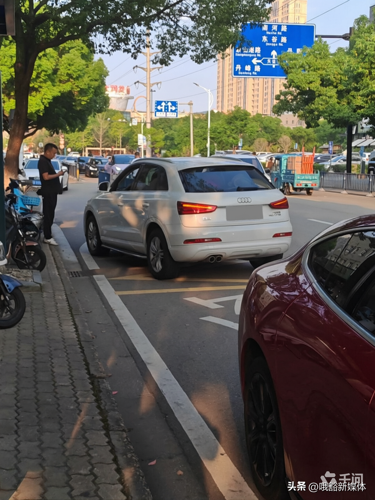 一张行车记录仪或路人视角拍到的交通事故现场照片