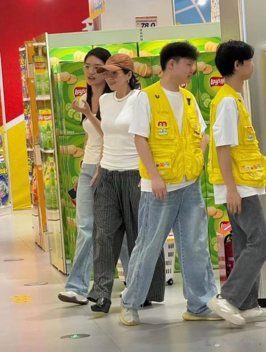 47岁章子怡在湖南逛商场被偶遇，她的身材看起来真好，凹凸有致，状态好显年轻啊! ​
