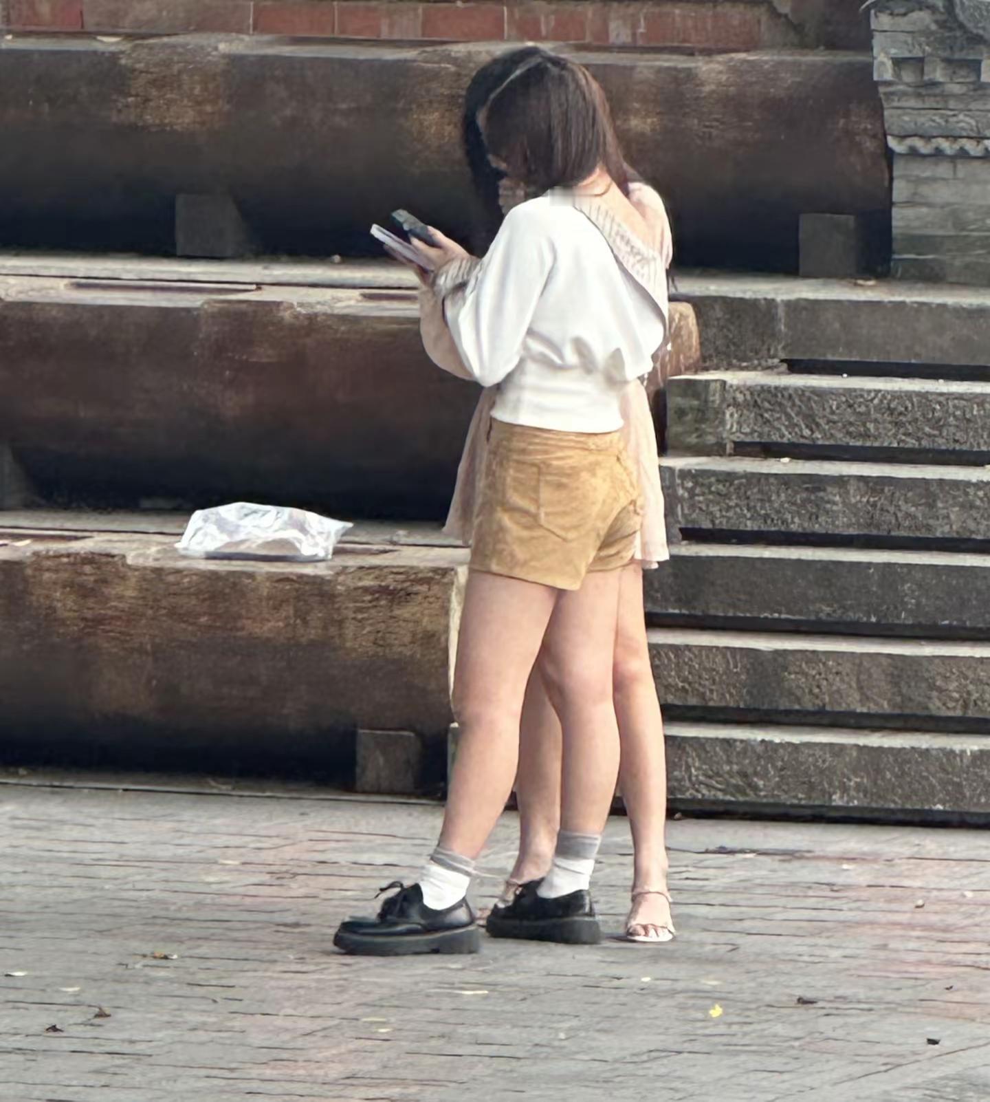 <p>街拍小姐姐穿搭秀 <!--{img:0}--></p><img ...