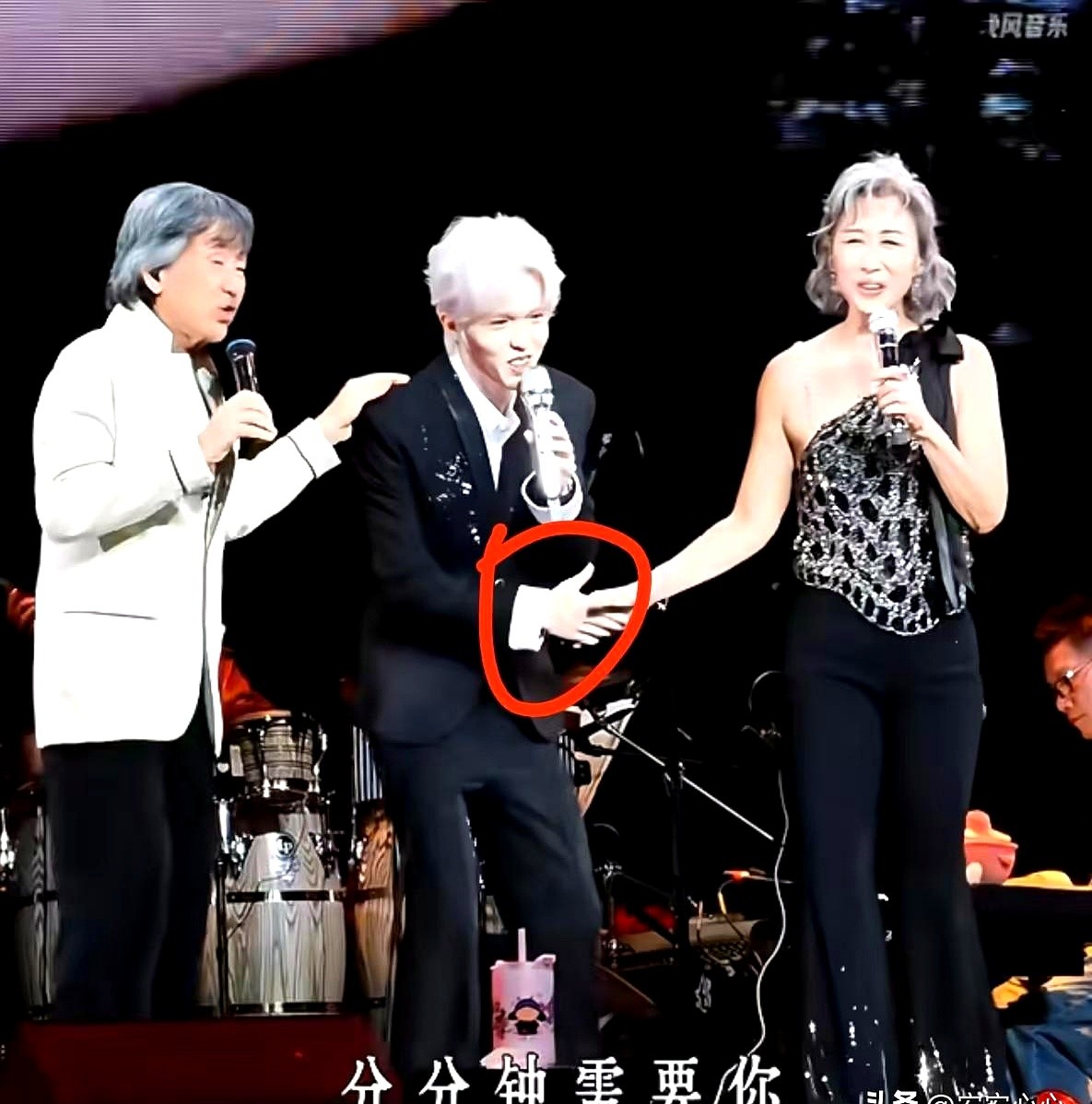 别人抢着站C位，李昊却在舞台上拼命往边上躲。

叶倩文和林子祥开演唱会，李昊去助阵。他在台上把中间位置死死让给前辈，结果两位老前辈硬是一直把他往舞台中间推，恨不得让全场观众都认识他。

现在不少新人刚有点名气就觉得站C位理所应当，毫无敬畏心。难怪港娱老牌明星都这么喜欢李昊，后辈懂得谦卑，前辈才甘心托