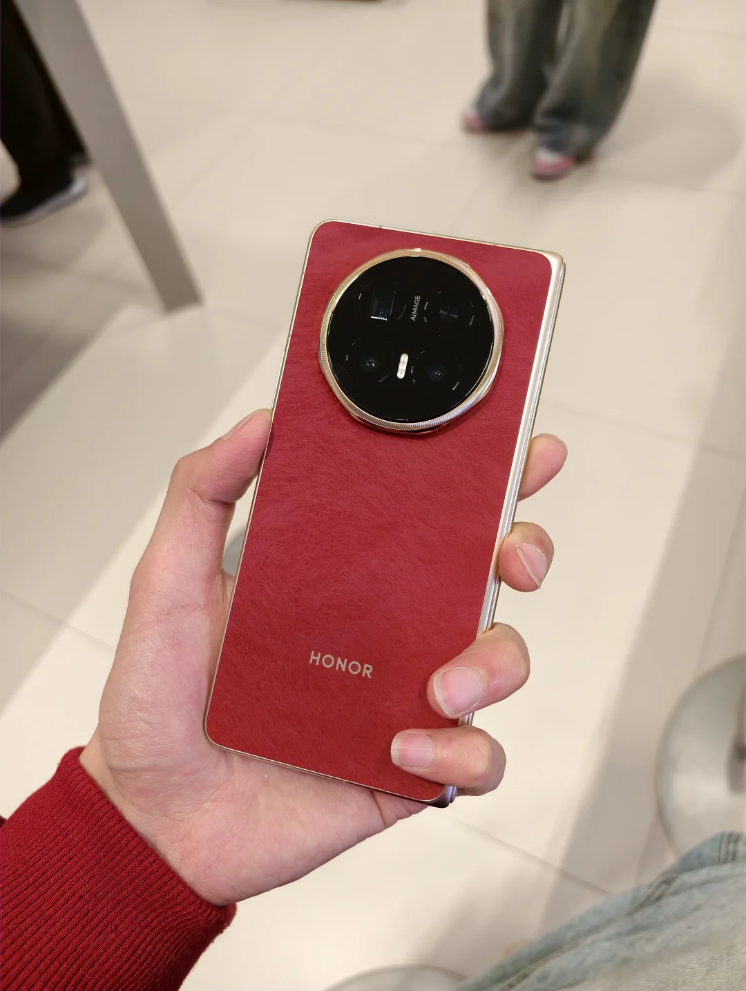 荣耀MagicV6红色拿在手上真的好好看，不愧是老祖宗严选，女生用也很...