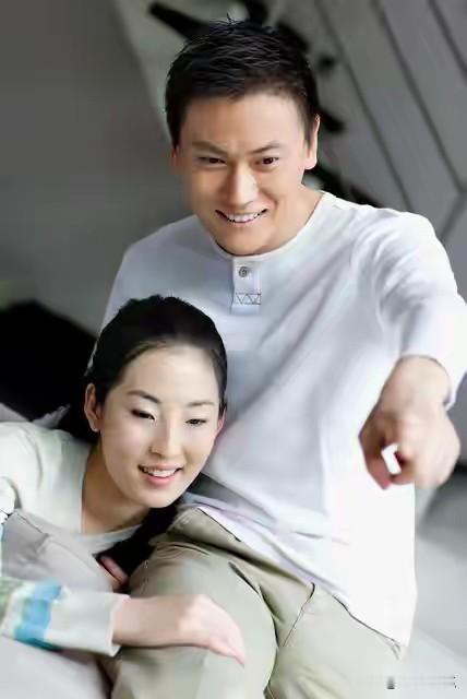 绿帽换月入一万
周海在上海虹口文化站当干事，月工资五千七，大半日子都耗在给社区合唱团放伴奏、整理旧杂志上，全单位公认他是脾气最好的老好人。
他老婆秦岚是静安外资广告公司的客户总监，模样出挑收入是他的好几倍，旁人总说他上辈子拯救了银河系，他却清楚这份“福气”背后全是难言之隐。
六年前女儿摇进区里顶尖初
