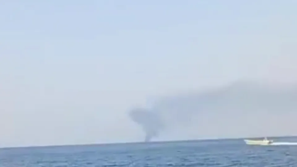 能源要道再起风波！三艘油轮霍尔木兹海峡南部触雷起火
 
当地时间10月29日，伊朗伊斯兰革命卫队海军对外通报，过去24小时内，先后有三艘油轮在霍尔木兹海峡以南的未经授权航道触雷爆炸、船体起火，船员弃船，船只被遗弃在海峡南岸海域，这条全球至关重要的能源通道再度拉响安全警报。
 
根据通报信息，涉事油轮