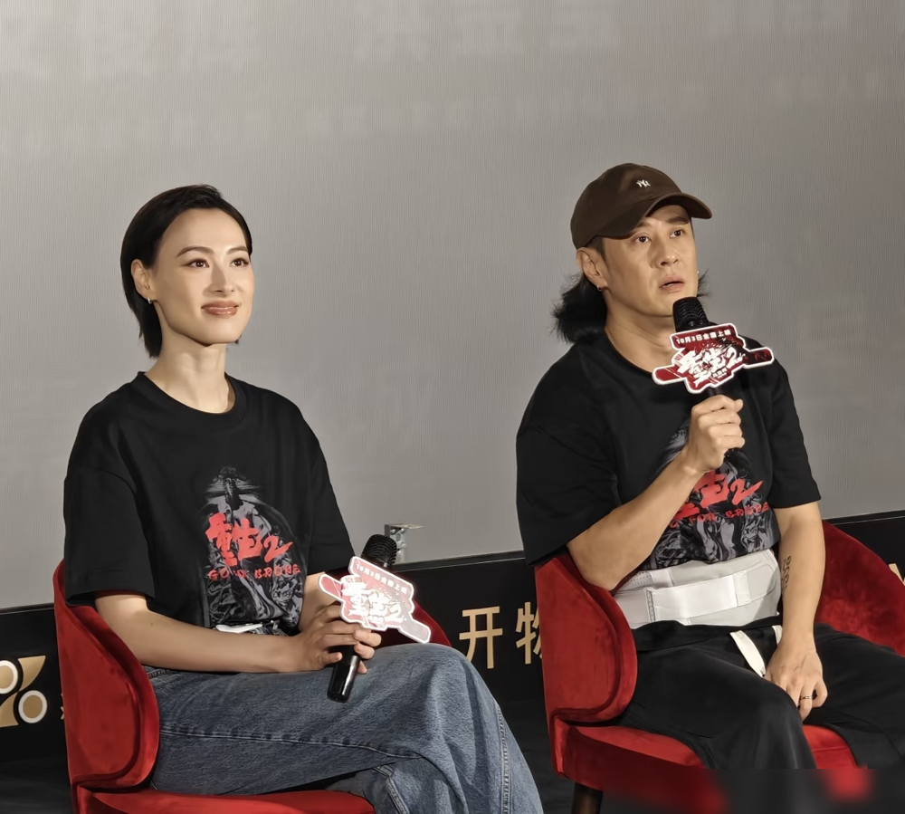 路演合影，梁洛施直接把手搭在了导演马浴柯肩上，文俊辉在边上笑得直咧嘴。这画面放别的剧组早被说炒作了，但瞅一眼他俩在片场的睡觉照你就懂，这仨是真混熟了，熟到马浴柯自己都分不清哪个是梁洛施哪个是文俊辉。
10月5日杭州是《重生2》路演最后一站，马浴柯自编自导，梁洛施文俊辉演复仇姐弟。文俊辉台上掰扯角色