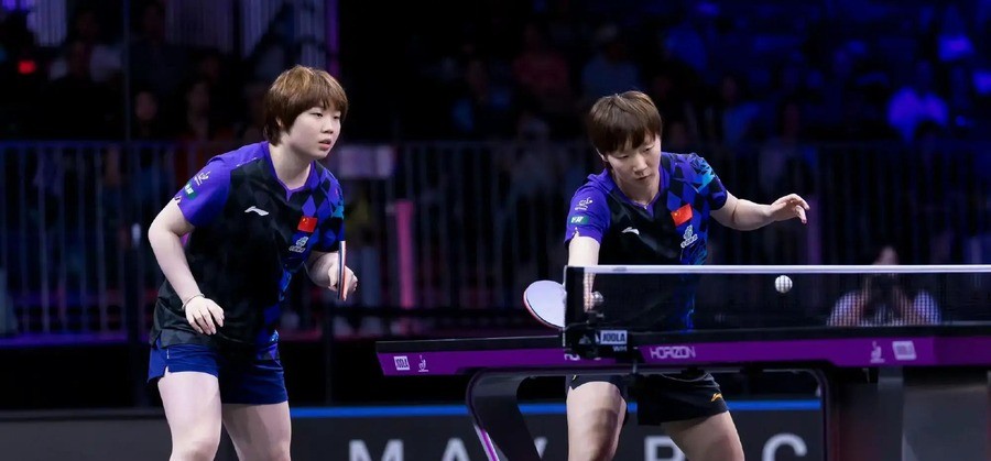4-0横扫日本世界第一！国乒这对搭档首局轰11-0零封，王曼昱三杀张本美和，蒯曼首次亚运拿三金
首局11比0，跨局一波13比0。这不是普通决赛，这是女双世界第一在名古屋主场被当场拆解。
王曼昱和蒯曼从发接发就压住张本美和与早田希娜，第二局日本组合9比8领先、先拿局点，仍被13比11反杀。整场4比0，