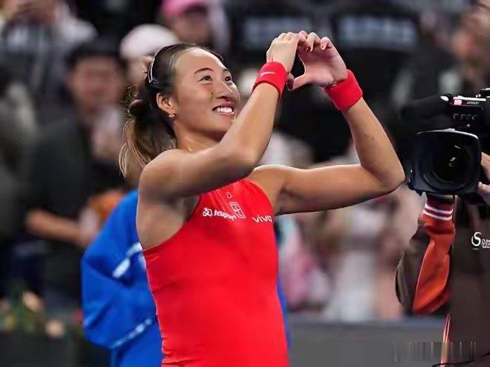 李娜一直到退役手里也才13个代言，总额3个亿，但郑钦文一块奥运金牌，奥迪一家就敢给一年2500万，而且还是中国体育明星里的头一个 ​