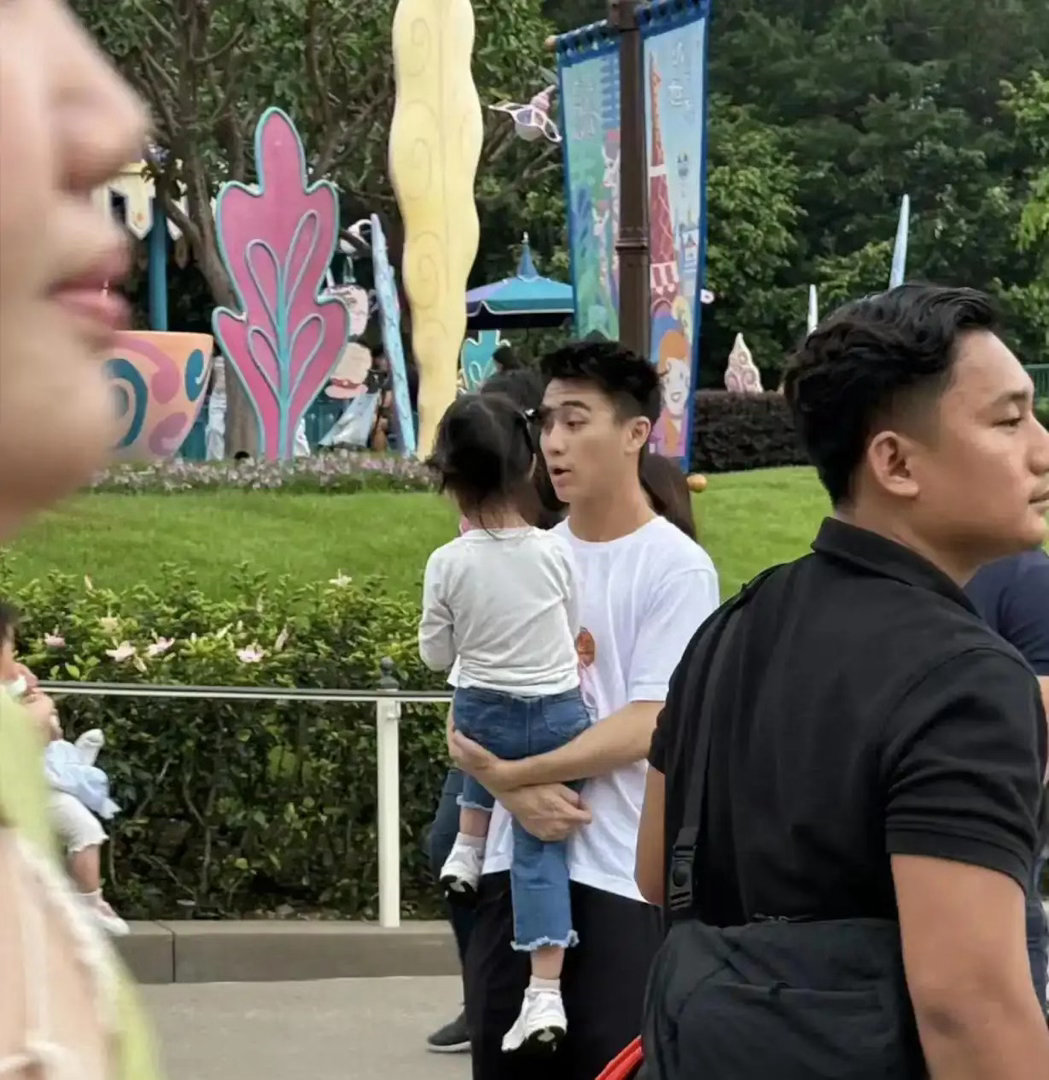 何猷君抱4岁女儿全程不撒手：豪门最贵的，从来不是排场 ​