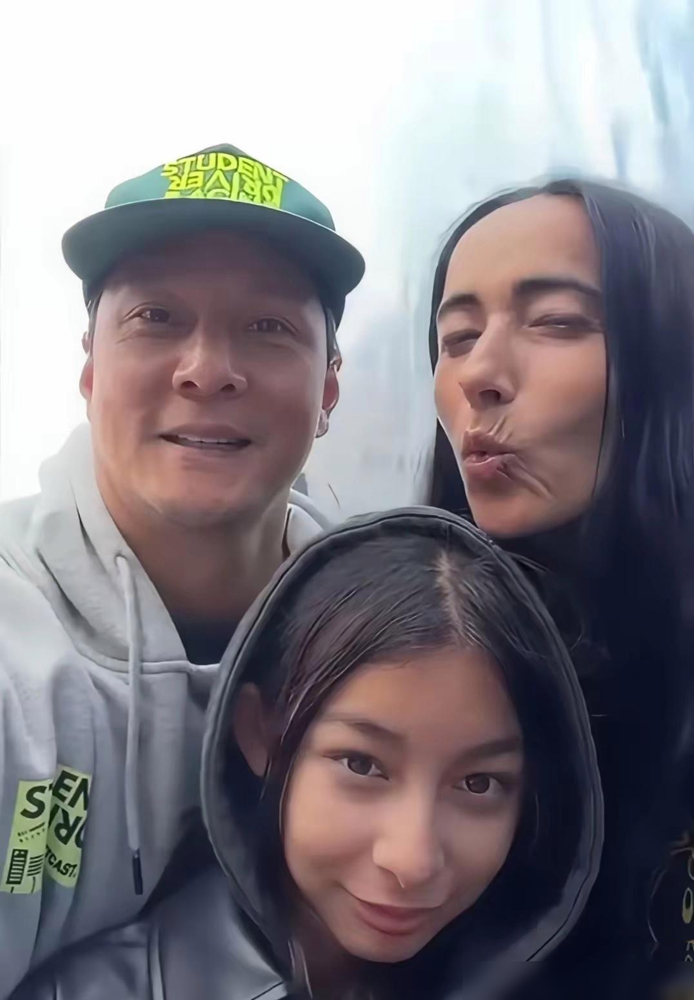 吴彦祖晒了张26年前对比照，网友盯着他老婆的法令纹和他闺女的五官，吵翻了。
照片左边是《美少年之恋》时期，右边是今年夏天。冯德伦舒淇站旁边，吴彦祖自己配文：都没多大改变，除了长白头发。
底下评论全在跑偏。有人说他发腮像苏大强，有人扒他老婆眼袋深了，更多人在嘀咕，这闺女愣是没遗传上爹妈的顶级骨相。