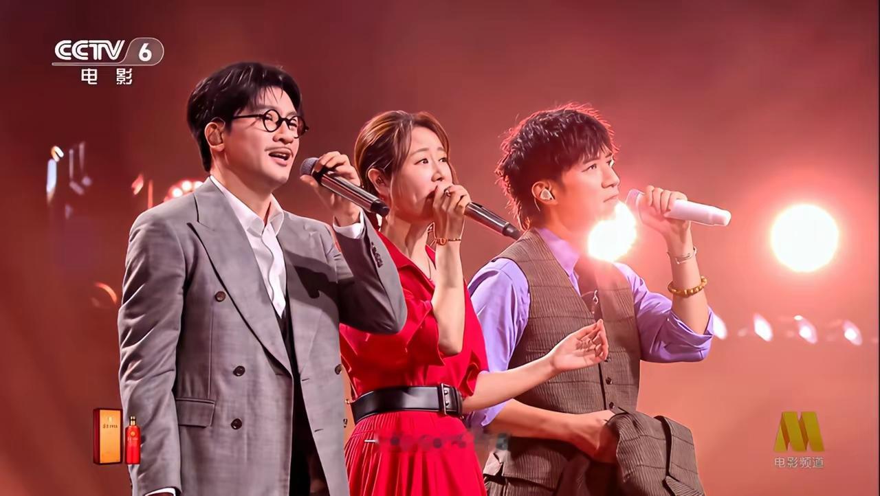 苏有朋、林心如、古巨基相聚湾区升明月晚会，三人合唱情深深雨濛濛同名主题曲，人还是这些人，但是真的让人难以产生共鸣，林心如唱的很难听，高音完全上不去，把两位专业歌手的水准都拉低了，求求你们下次别唱了，不好听！