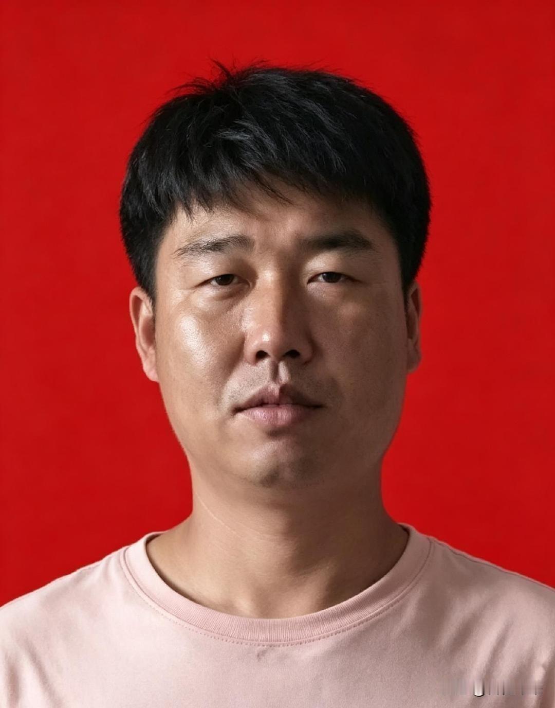 一个开挖掘机的东北大哥，请假带老婆孩子去大连看任贤齐的演唱会，结果人还没见着偶像，自己先火遍全网，连任贤齐都亲自发私信邀请他。

可真正值得大家记住的，不只是“追星追到海里救人”这个巧合，更是柳忠鹏下水前的冷静。面对涨潮和风浪，他没有一头扎进海里，而是先观察方向、规划路线，再把孩子送回岸边，随后拉回