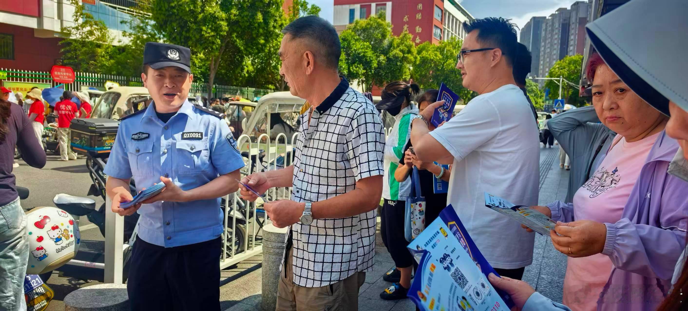 #陕西治安# 【反诈宣传阵地—接娃家长群】为筑牢校园家庭反诈防线，咸阳秦都广场派出所民警充分利用家长接娃等候间隙，开展面对面反诈宣传。民警向等候接孩子的家长们讲解电信网络诈骗常见手段，重点剖析冒充老师收费、刷单返利、虚假投资理财等高发骗局，提醒家长不轻信陌生信息，不随意转账汇款。同 ​