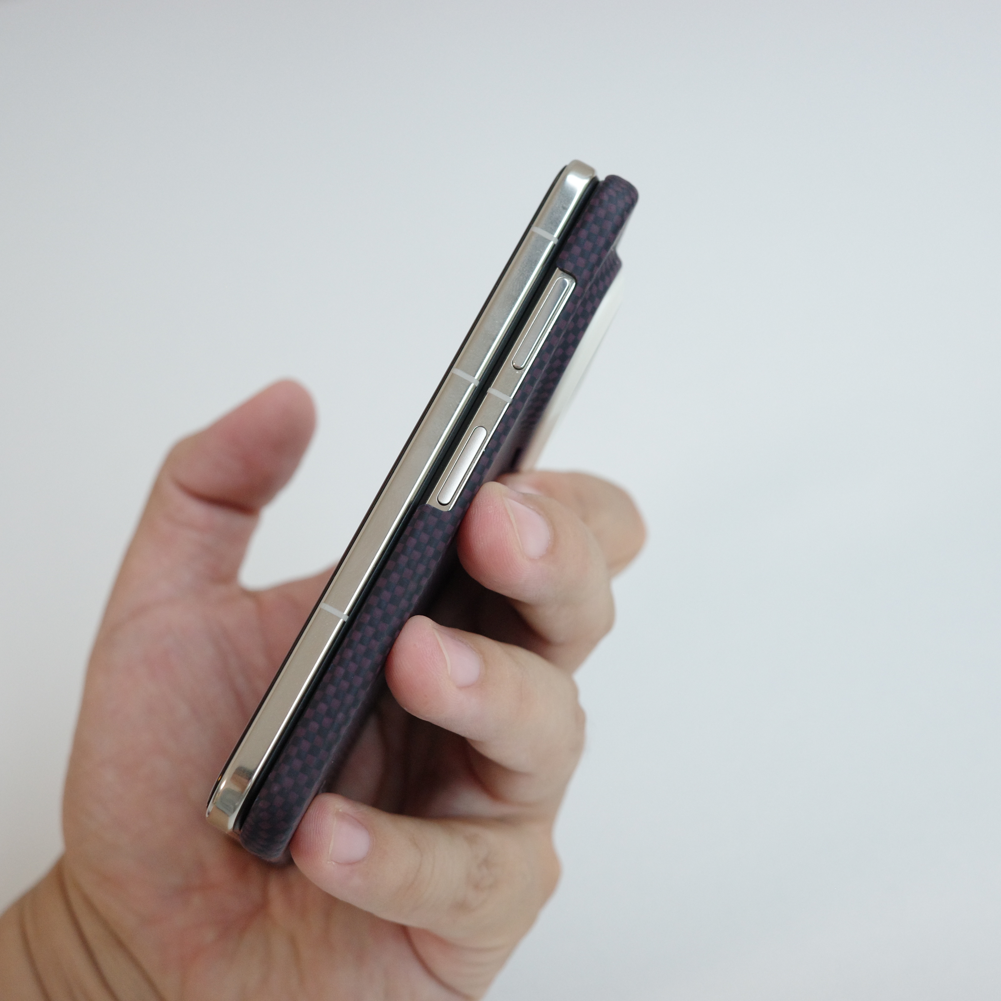 做为PuraXMax、ZFold8的重度用户，我对Apple折叠屏iPhone Duo的硬件配置没有太大惊喜，甚至都算是预期内（再多说就是失望）。软件交互上肯定是巨大惊喜。

254g重量预期内，因为接触的产业链都说是钛合金中框+钛合金中轴了，中轴也不支持磁铁。再说iPhoneAir也提前打了个样。叠加屏幕底板也是钛板，那 ​