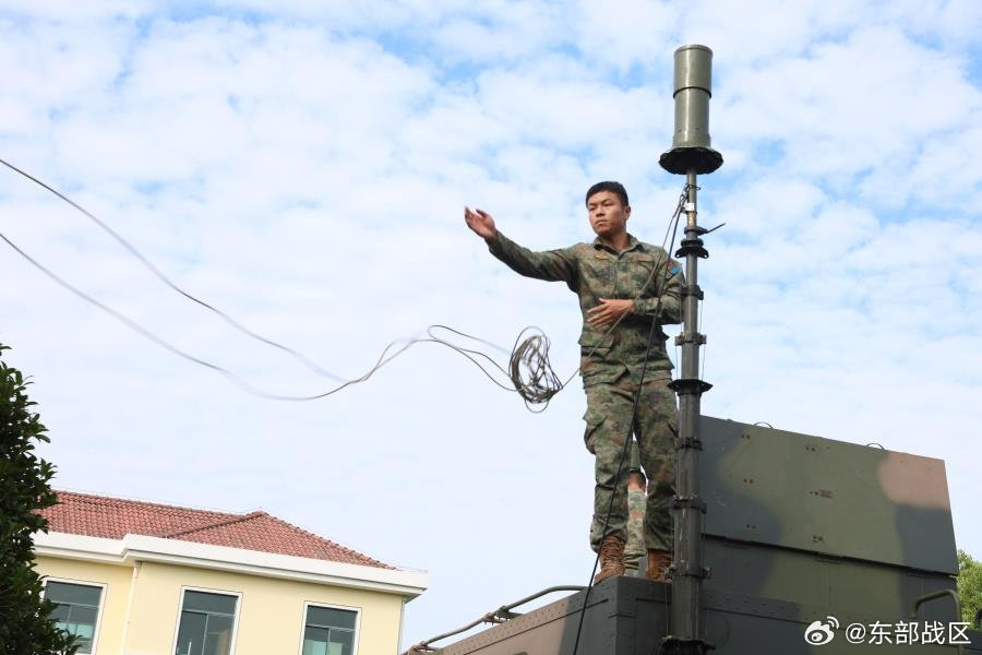 #直击东部战区练兵备战现场#【#锤炼装备保障硬功#】近日，东部战区空军某部紧贴实战要求组织装备保障演练，检验官兵在野外复杂条件下的机动保障能力，进一步夯实备战打仗基础。（丁页天、张翔、吴新浙、陈叶楠）#时刻准备战斗# ​