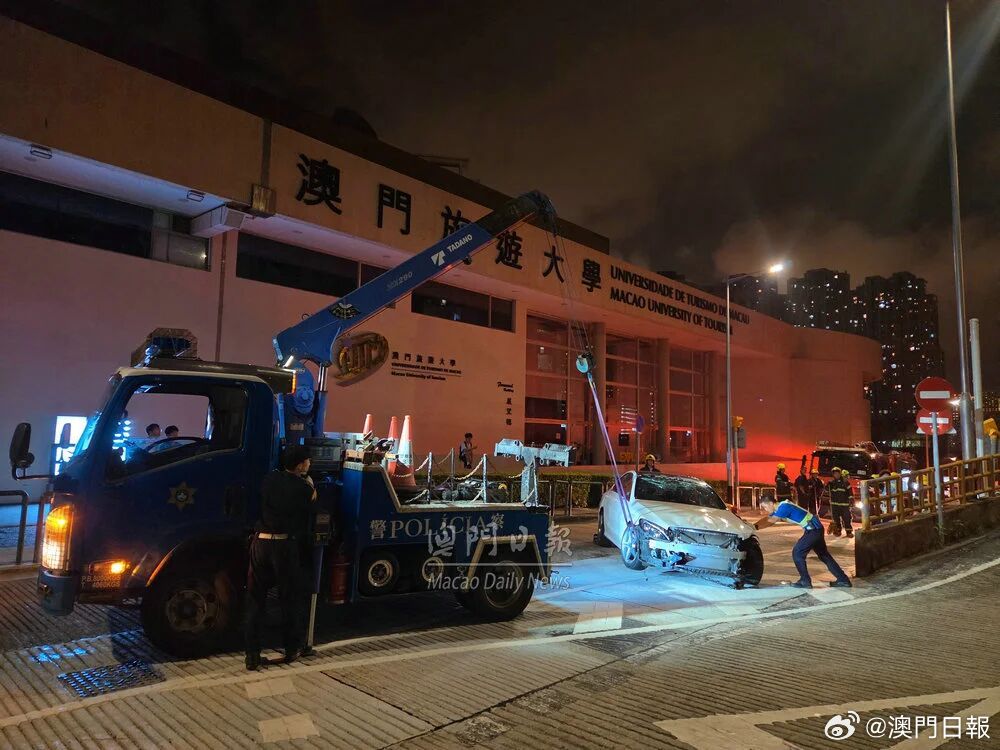 私家车在氹仔疑自炒翻侧，并撞毁路边铁栏，警方揭发男司机醉驾，事前两度发生意外不顾而去。 ​