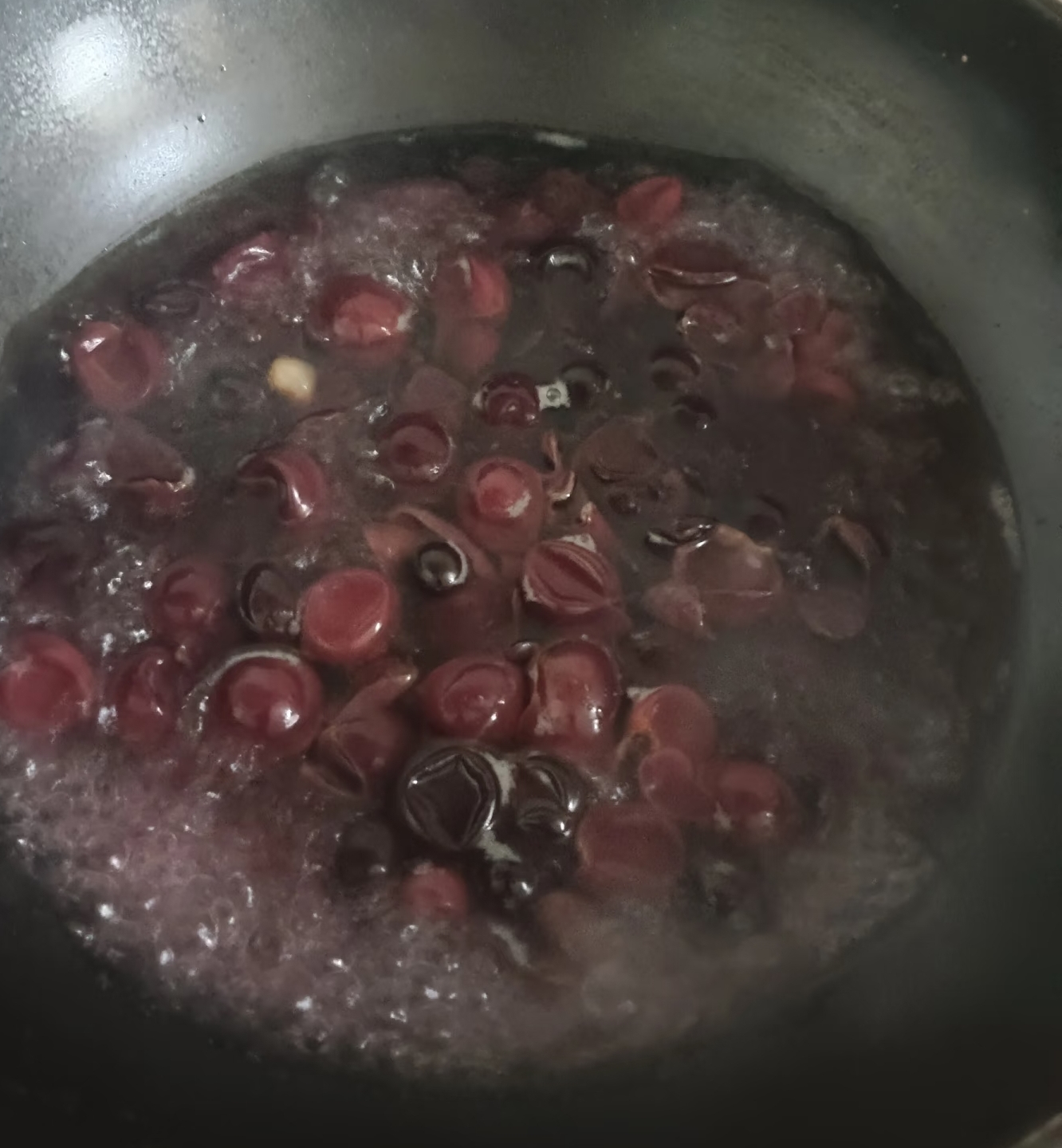 广西，一位妈妈怕葡萄有虫卵，光清水冲洗觉得不保险，先用盐水泡了一遍，还是不放心，干脆直接把所有葡萄下锅煮熟。女儿端出来一看，差点当成卤鹌鹑蛋。

那画面想想就好笑，一锅圆滚滚的紫葡萄，皮全裂开了，果肉缩成一团，颜色暗沉，活脱脱一锅&