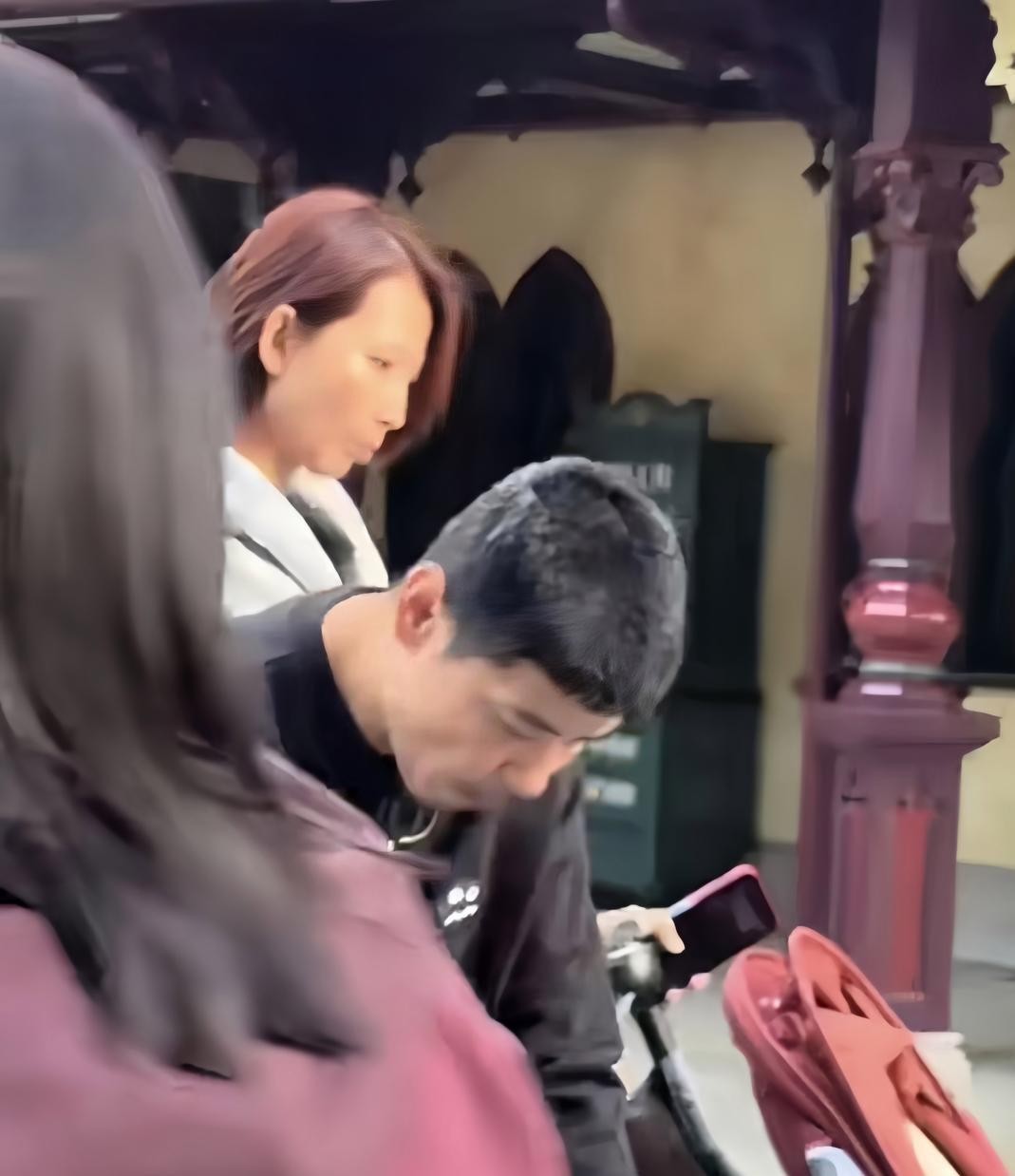 53岁蔡少芬带着家人逛迪士尼被路人拍到了，一身浅色连帽外套配红棕短发，素颜出镜瘦得让人有点心疼，张晋倒是依旧一身黑，只是头发白了大半，脸也凹了，和银幕上那个能打的硬汉判若两人。可你仔细看照片里夫妻俩的样子，没有保镖清场，没有口罩墨镜，张晋把薯条递给老婆孩子，蔡少芬笑得眼睛都弯了，一家人在人群里就是最