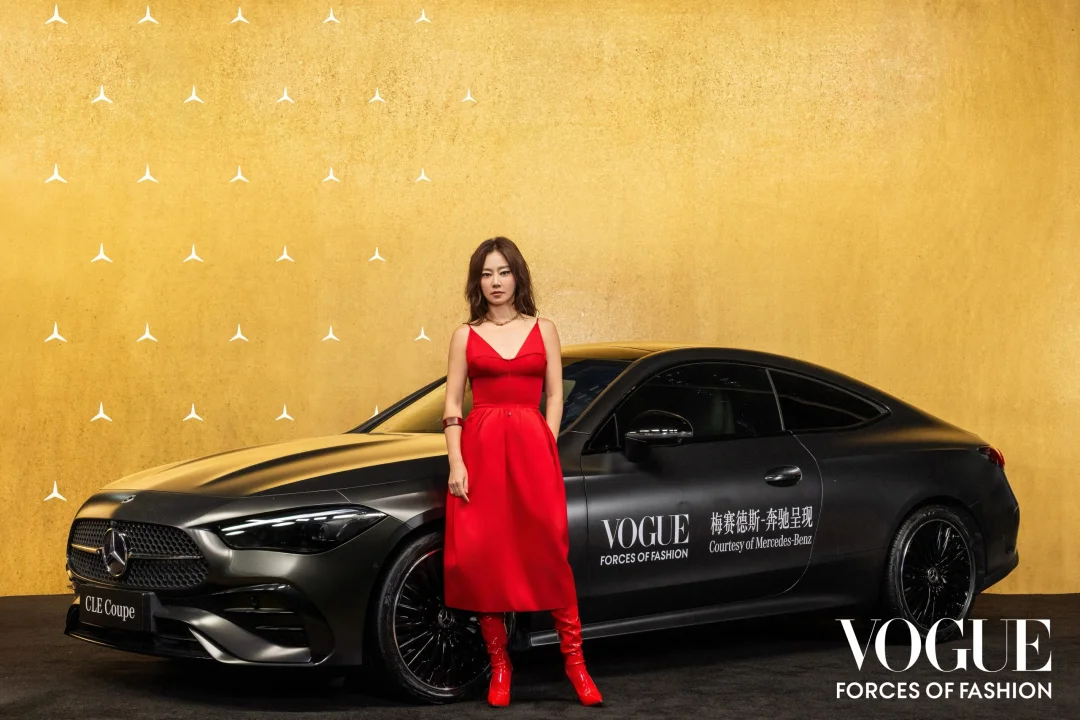 奔驰携手VOGUE时尚之力盛会✨
CLE轿跑车优雅登场
当汽车工业美学邂逅前沿时尚
流畅溜背，无框车