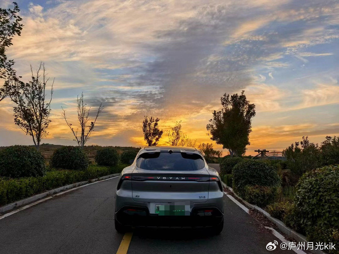 天气不错，开着心爱的大玩具出门，发现一处风景还不错的地方，就停车拍了几张照片，庆幸自己选对了车的颜色，当时选车的时候在粉色和银色之间纠结了很久，还好选了银色，很耐看。银色的外壳在阳光下显得格外有质感，随便在哪个角度拍车都好好看，车身的线条流畅度很高，特别是无边框玻璃，打开车窗的时 ​