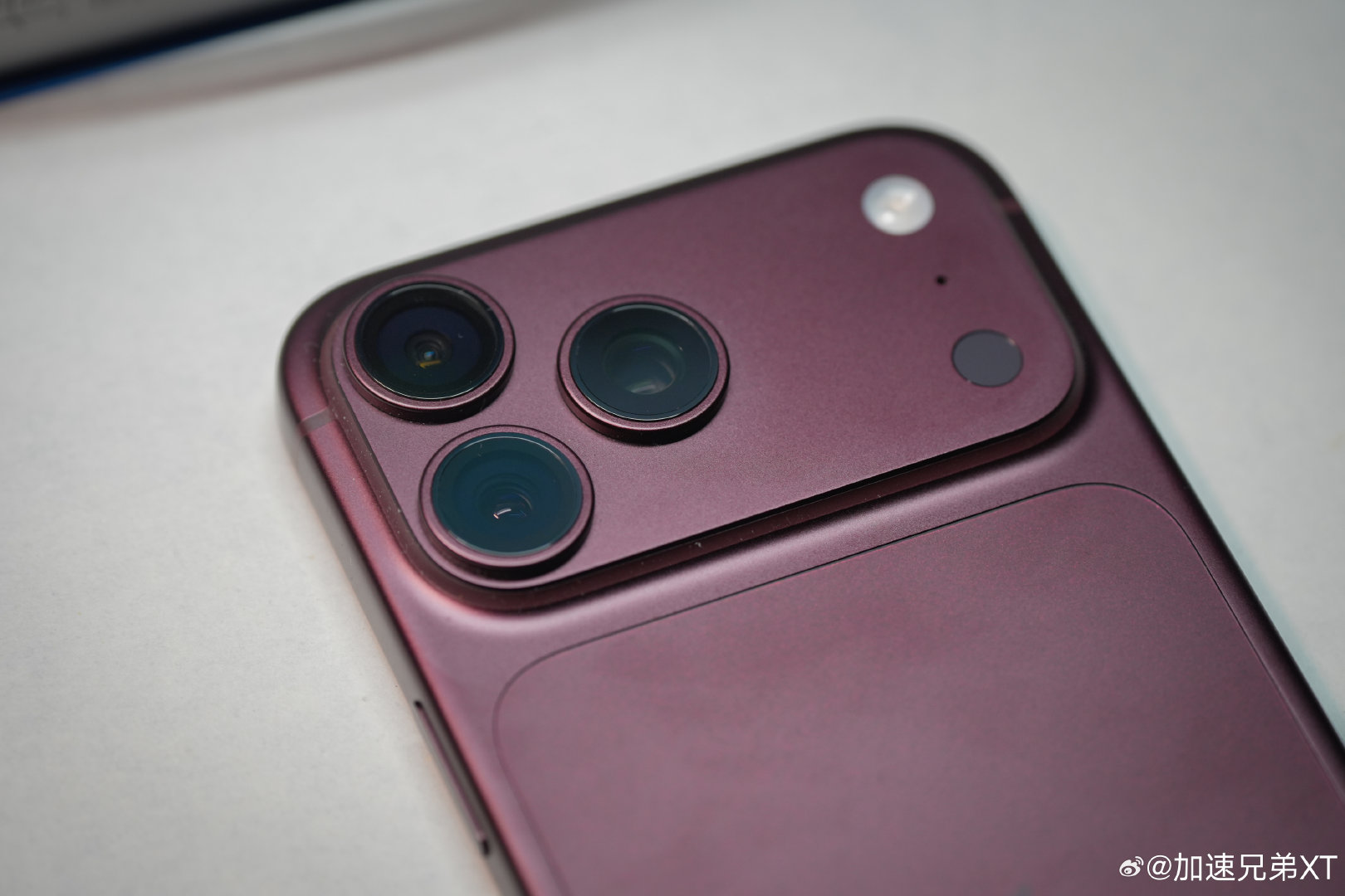新买了iPhone 18 Pro Max，选了新出的酒红色，但其实我对颜色没啥要求，带上壳子也不太看得出来。

上一部手机是iPhone 15 Pro Max，用了3年，除了散热和电池之外，都没任何问题。二手出了3900块钱（512GB)，我发现对比网上回收手机的平台，线下会卖的更高一点。 ​