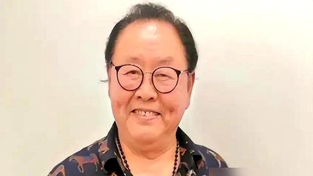 82版《西游记》，孙悟空累死累活一集70块，小白龙却直接拿走1500块天价片酬。

央视新剧《迷墙》刚播，演小白龙的王伯昭又露面了。当年六小龄童整天粘毛、戴面具，危险动作全自己上。而王伯昭呢？导演杨洁认准了他那股“贵气”，直言“换不了人”。他开口要1500，剧组咬牙也得给，这笔钱够六小龄童拍二十多集
