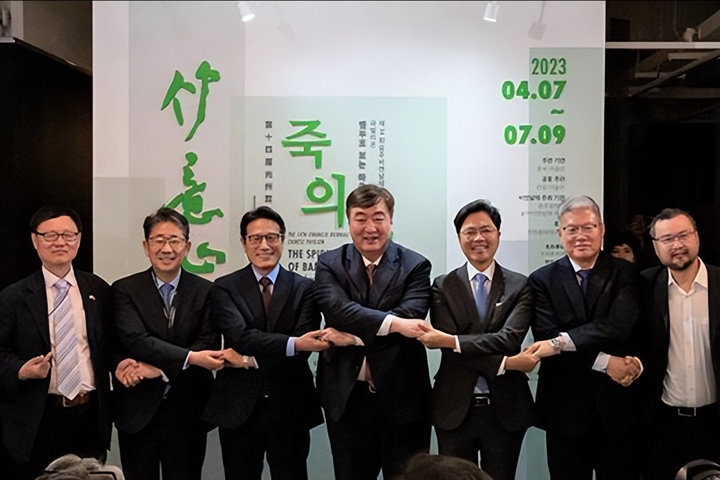 韩国玩起“台湾牌”！公然挑战中方主权红线，，中方果断硬刚，参展团队全员撤展，保留反制主动权。

中国驻韩国大使馆就光州双年展涉台问题对外表态，9月3号，直指展览出现违背一个中国原则的错误安排，一场本用来开展艺术交流的国际展会，被人为注入政治算计，允许台湾地区以不当名称参展，触碰一个中国这条不容撼动的