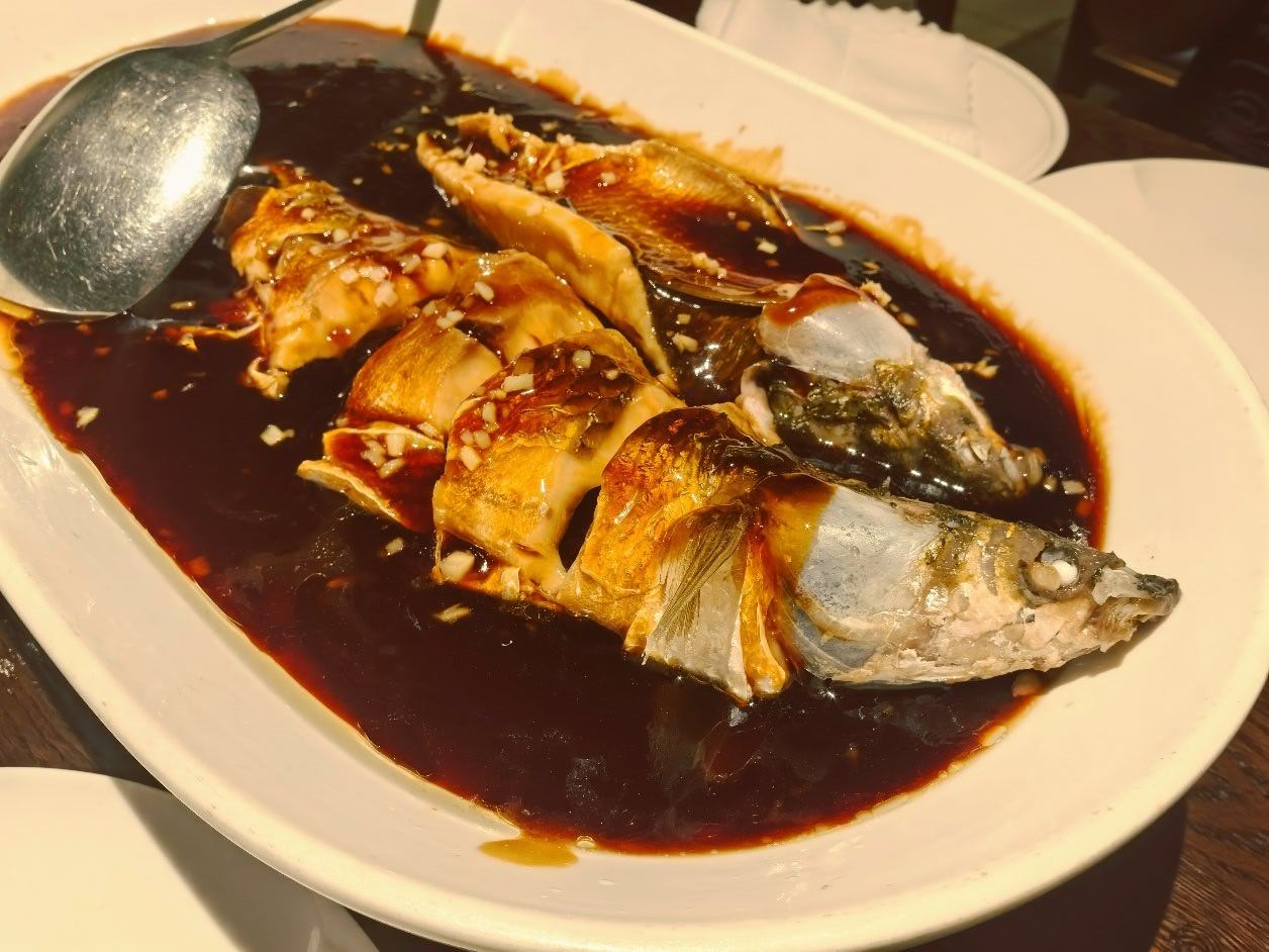 遛娃·菲乐餐厅（白傅路店）。
用豆包+元宝+Deepseek 筛选餐厅，最终选择了这家，据说是经营30年的老店，西湖醋鱼的口碑很稳。
我跟娃娃说：你自己点的“鱼”，含着泪也要吃完。她说：行。
这就跟北京豆汁儿一样，黑暗料理盛名在外，却仍有人前赴后继：我尝尝，还能咋难吃？  ​