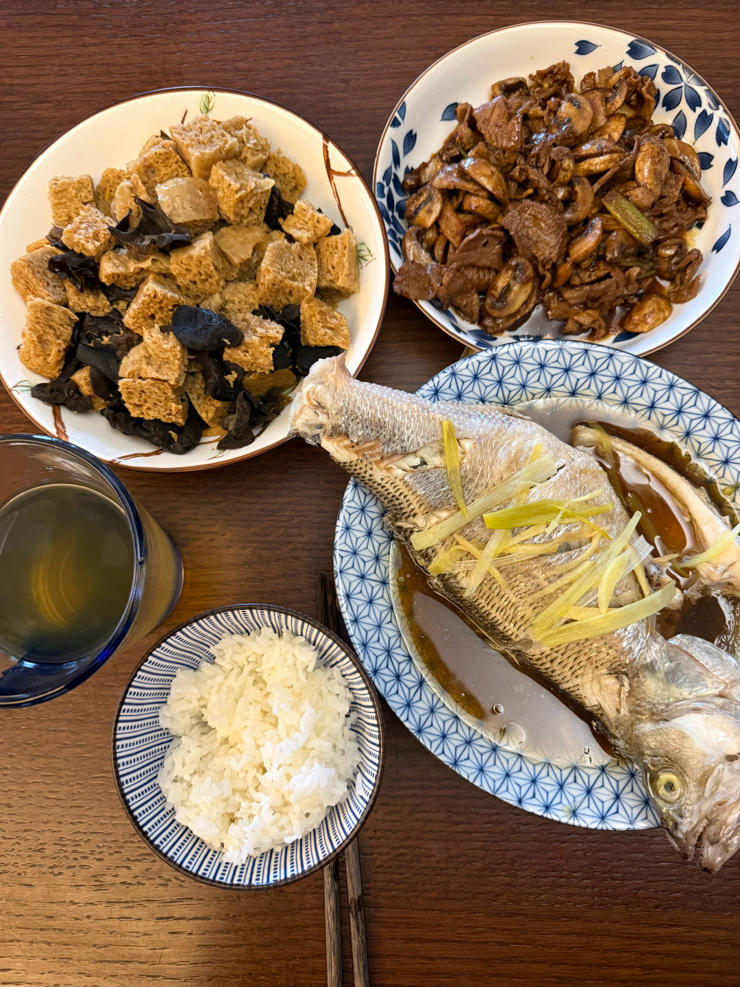 #空巢厨房# 蘑菇怎么被做成了这个颜色。

好在今天有杯酒。 ​