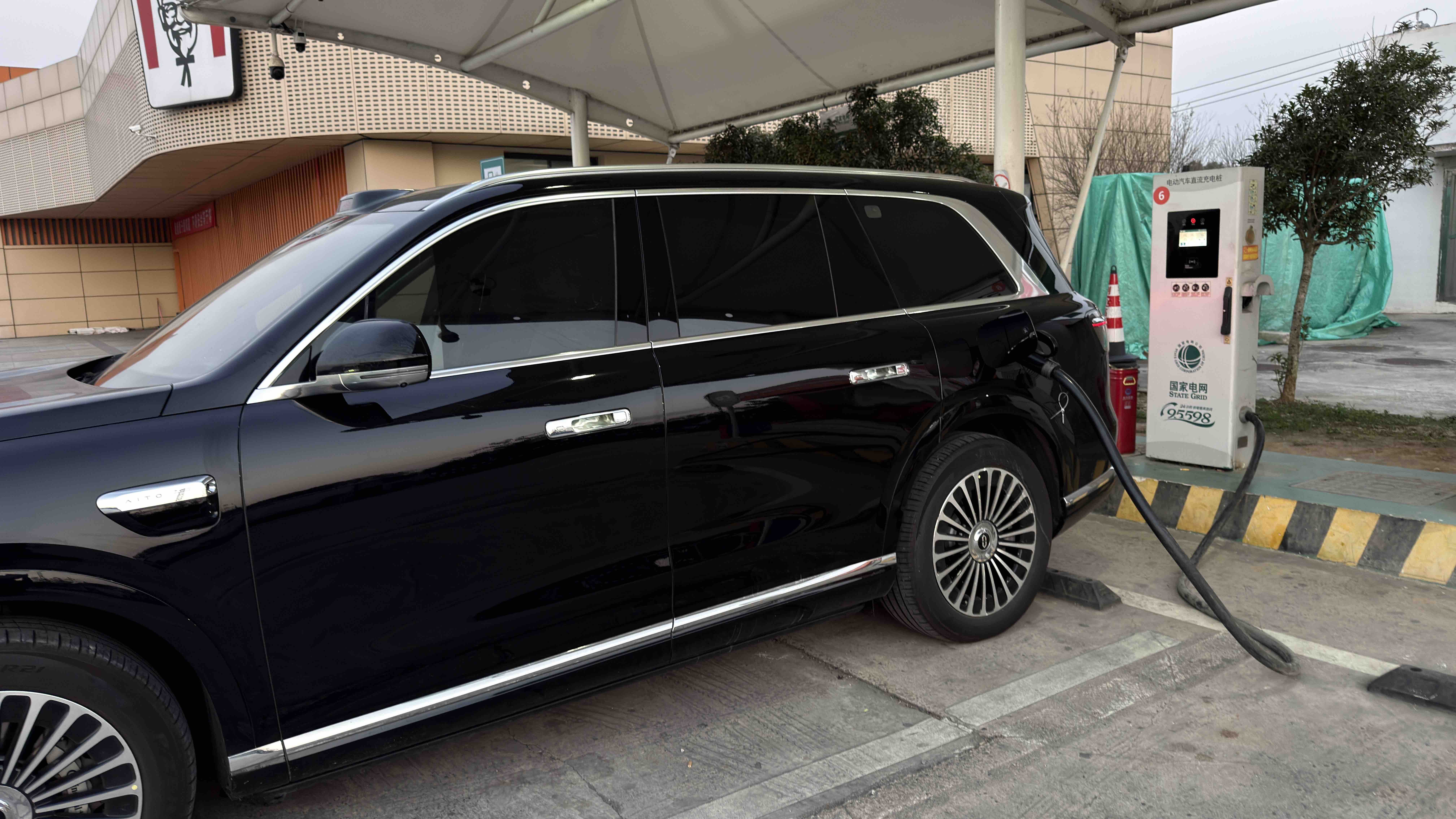 问界M9智驾南下勐海制茶｜

三夜四问界m9suv 问界M9领世版 华为问界试驾会 天三千多公里，北京—襄阳—贵阳—玉溪—勐海。一台增程M9，全程纯电；一路智驾，直抵茶山。
一台增程M9，千里南下勐海茶山
10月8日清晨，我从北京香醍漫步家中准时出发。
全程走东六环、转大广高速，一路向南