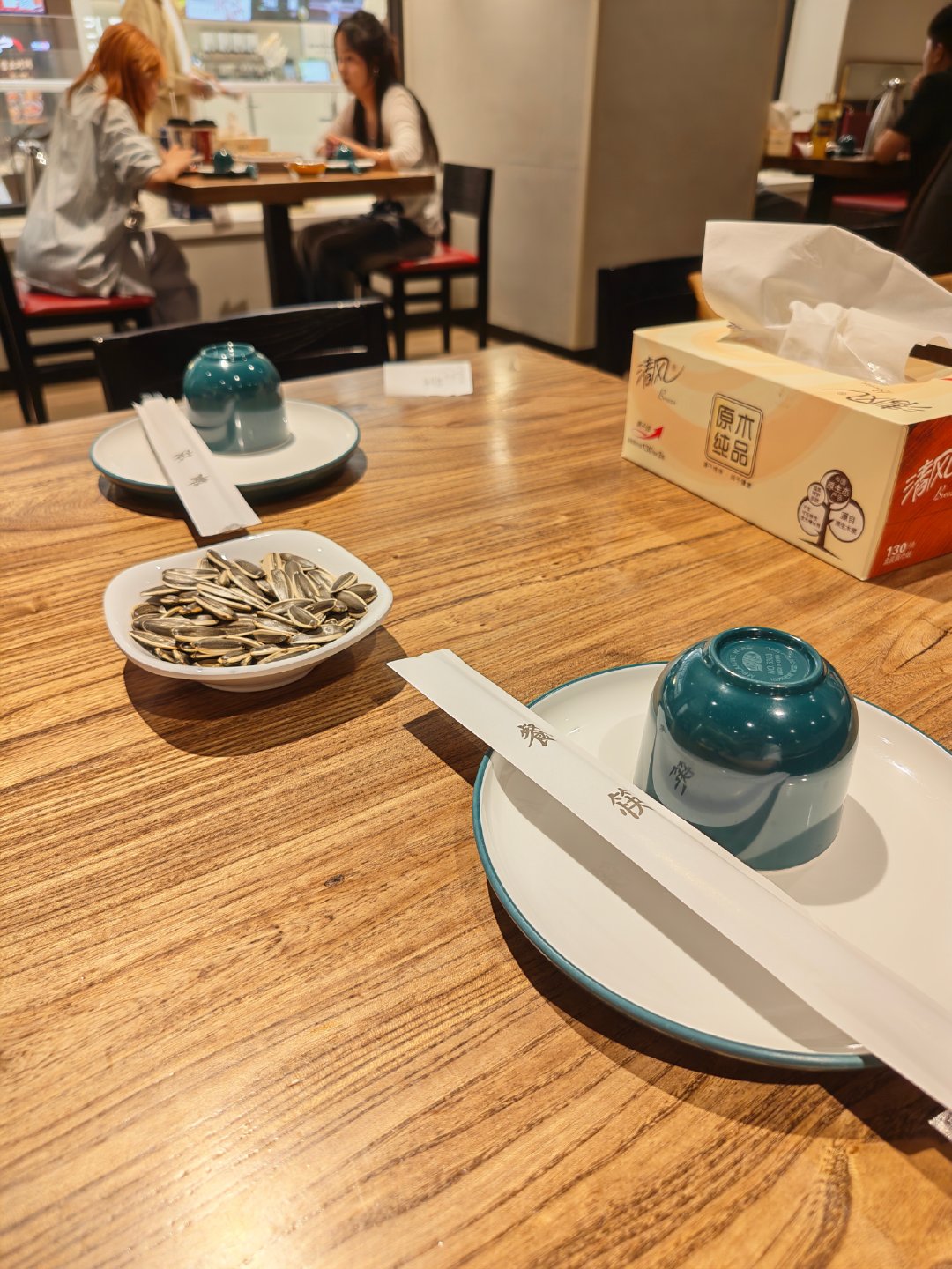 溜达到许昌胖东来了，服务员提醒我可能饭不够了，可以在隔壁点烩面啥的当主食[泪奔]  ​