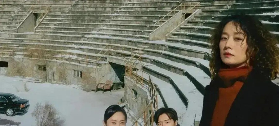 向涵之16岁签给徐静蕾，和李庚希、庄达菲被叫京圈三公主。女主戏没少演，出圈全在配角。2026年10月，《余红旧事》里她特别出演郝洁，一句“给我30万，我立马离开那个男人”冲上热搜。
剧开播站内热度破8414，收官口碑分化，豆瓣约4.0。有人骂她“大饼脸又碰瓷汤唯”。结局被批三观不正，以暴制暴吵成两派